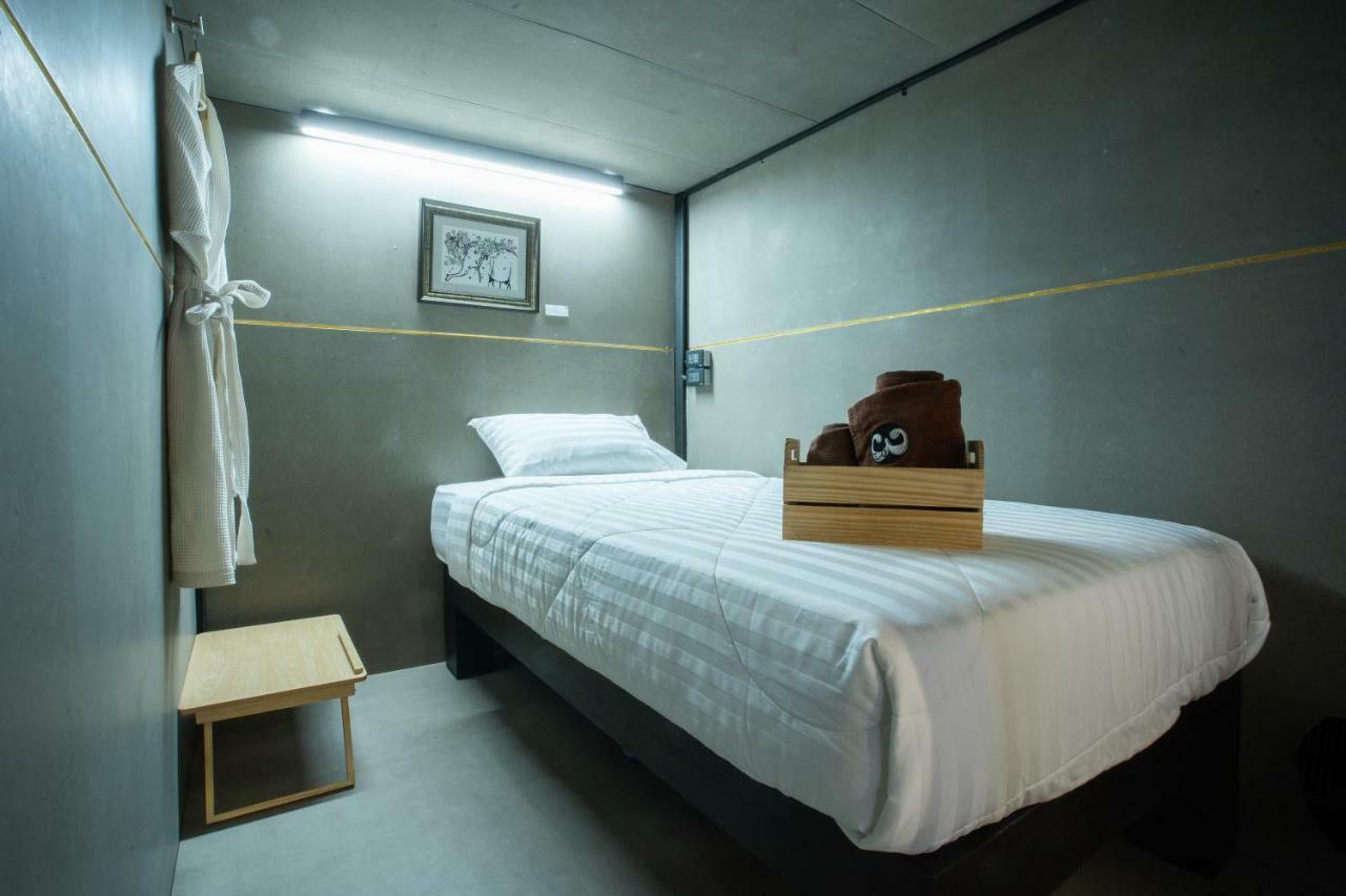 Third Rock Hostel Bangkok Exterior foto